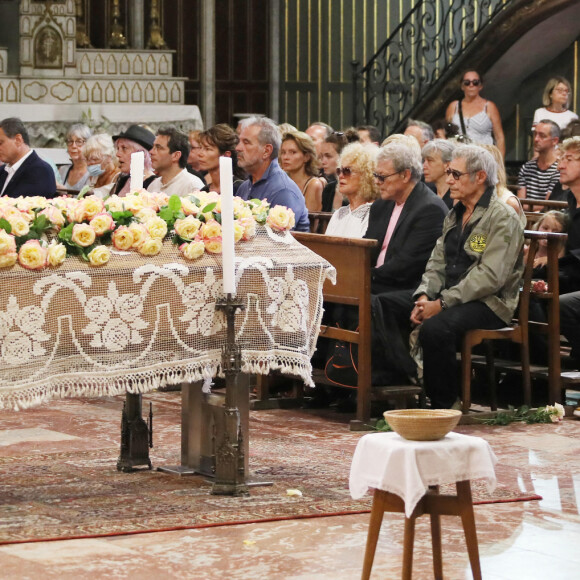 Jo Maso et sa femme, Gérard Lanvin, le chanteur Cali et sa fille Misha, Anthony Delon, Emmanuel Auger (beau-fils de Dani) - Obsèques de Dani en la cathédrale Saint Jean-Baptiste de Perpignan, le 26 juillet 2022. Les proches et les personnalités sont venus rendre un dernier hommage à la chanteuse disparue le 18 juillet 2022 à l'âge de 77 ans. 