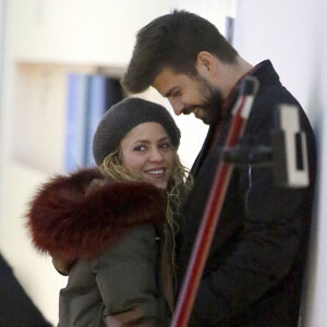 La chanteuse Shakira à l'aéroport JFK de New York, avec son mari Gerard Piqué. Le 29 décembre 2017