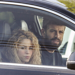 La chanteuse Shakira et son mari le footballeur Gerard Piqué quittent leur domicile à Barcelone.