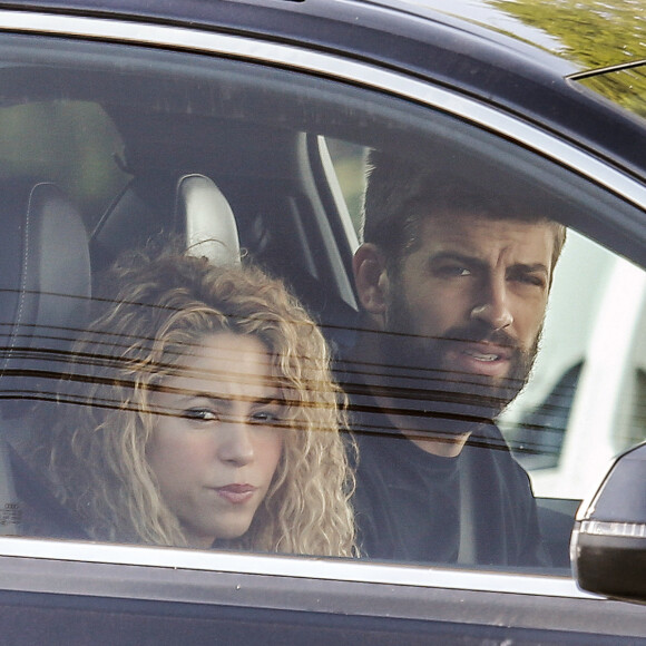 La chanteuse Shakira et son mari le footballeur Gerard Piqué quittent leur domicile à Barcelone.