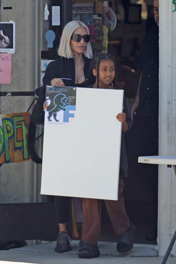 Kim Kardashian avec sa fille North à la sortie d'une papeterie à Los Angeles, le 27 juillet 2022.