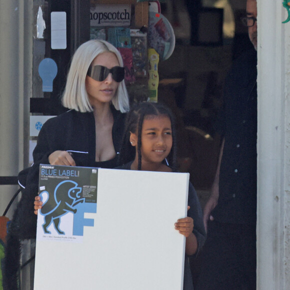 Kim Kardashian avec sa fille North à la sortie d'une papeterie à Los Angeles, le 27 juillet 2022.