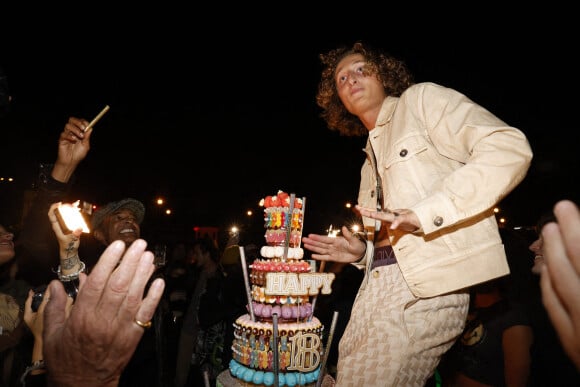 Yannick Noah et Joalukas Noah (gâteau) lors de la soirée d'anniversaire de Joalukas Noah, fils de Yannick Noah et Isabelle Camus, pour ses 18 ans à Paris le 10 juin 2022. © Cyril Moreau / Bestimage 