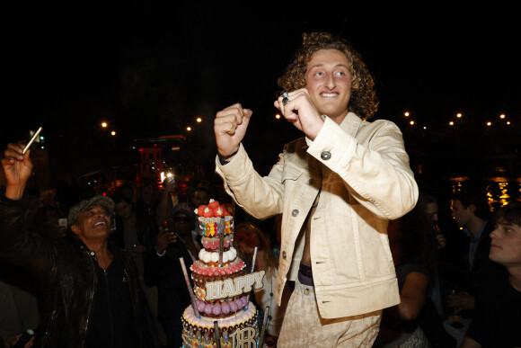 Yannick Noah et Joalukas Noah (gâteau) lors de la soirée d'anniversaire de Joalukas Noah, fils de Yannick Noah et Isabelle Camus, pour ses 18 ans à Paris le 10 juin 2022. © Cyril Moreau / Bestimage 