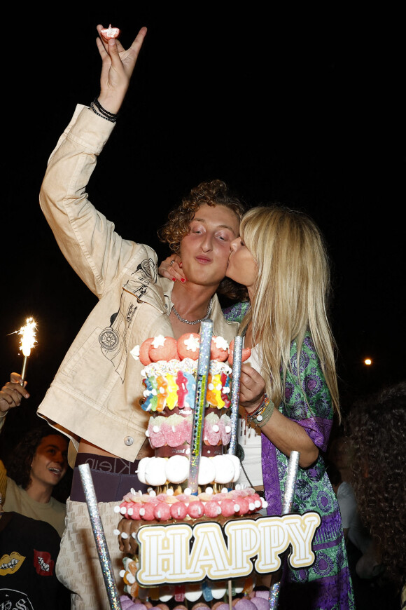 Isabelle Camus et Joalukas Noah (gâteau) lors de la soirée d'anniversaire de Joalukas Noah, fils de Yannick Noah et Isabelle Camus, pour ses 18 ans à Paris le 10 juin 2022. © Cyril Moreau / Bestimage 