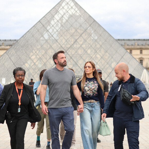 Ben Affleck et sa femme Jennifer Affleck (Lopez) quittent le musée du Louvre en famille pendant leur lune de miel à Paris, le 26 juillet 2022. Ben Affleck et sa femme Jennifer Affleck (Lopez) passent leur voyage de noces avec leurs enfants respectifs Seraphina, Violet, Maximilian et Emme. 