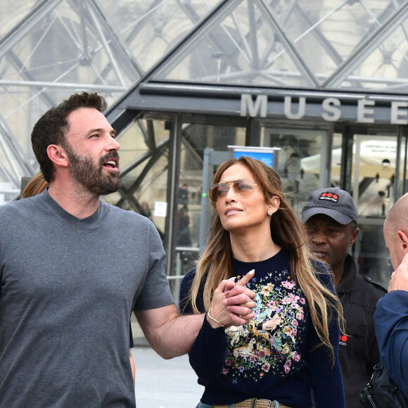 Ben Affleck et sa femme Jennifer Affleck (Lopez) quittent le musée du Louvre en famille pendant leur lune de miel à Paris, le 26 juillet 2022. Ben Affleck et sa femme Jennifer Affleck (Lopez) passent leur voyage de noces avec leurs enfants respectifs Seraphina, Violet, Maximilian et Emme. 