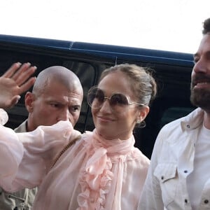 Ben Affleck et sa femme Jennifer Affleck (Lopez), accompagnés de leurs enfants respectifs Seraphina et Emme, rentrent à l'hôtel de Crillon après un passage à la parfumerie "Sephora" sur les Champs-Elysées à Paris, le 25 juillet 2022. En quittant le van, les demi-soeurs très complices, Seraphina et Emme semblent faire la course jusqu'à l'entrée du palace. Ben Affleck et sa femme J.Lopez passent leur voyage de noces à Paris, avec leurs enfants respectifs Seraphina, Violet, Maximilian et Emme. 