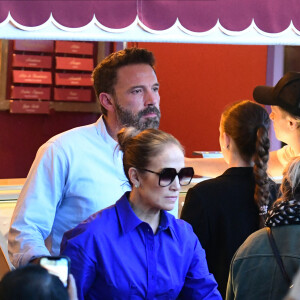 Ben Affleck et sa femme Jennifer Lopez et leurs enfants respectifs Seraphina, Violet, Maximilian et Emme sont allés dîner dans la brasserie Lipp avant d'aller déguster une glace chez Bertillon à Paris le 25 juillet 2022.