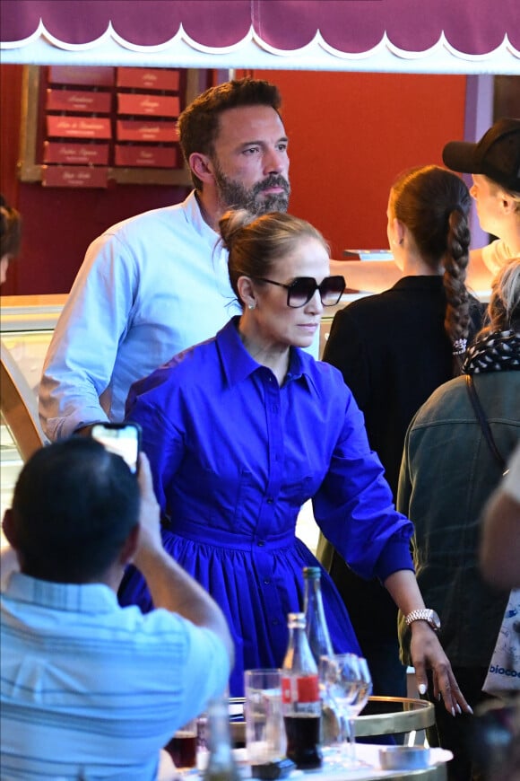 Ben Affleck et sa femme Jennifer Lopez et leurs enfants respectifs Seraphina, Violet, Maximilian et Emme sont allés dîner dans la brasserie Lipp avant d'aller déguster une glace chez Bertillon à Paris le 25 juillet 2022.