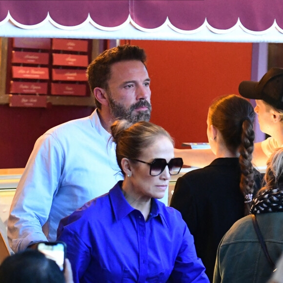 Ben Affleck et sa femme Jennifer Lopez et leurs enfants respectifs Seraphina, Violet, Maximilian et Emme sont allés dîner dans la brasserie Lipp avant d'aller déguster une glace chez Bertillon à Paris le 25 juillet 2022.