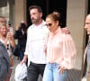 Ben Affleck et sa femme Jennifer Lopez quittent l'hôtel Costes par une porte dérobée à Paris, pendant leur lune de miel. Ben Affleck et sa femme Jennfier Lopez passent leur voyage de noces avec leurs enfants respectifs Seraphina, Violet, Maximilian et Emme. 