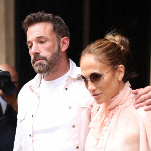 Ben Affleck et sa femme Jennifer Lopez quittent l'hôtel Costes par une porte dérobée à Paris, pendant leur lune de miel. Ben Affleck et sa femme Jennfier Lopez passent leur voyage de noces avec leurs enfants respectifs Seraphina, Violet, Maximilian et Emme. 