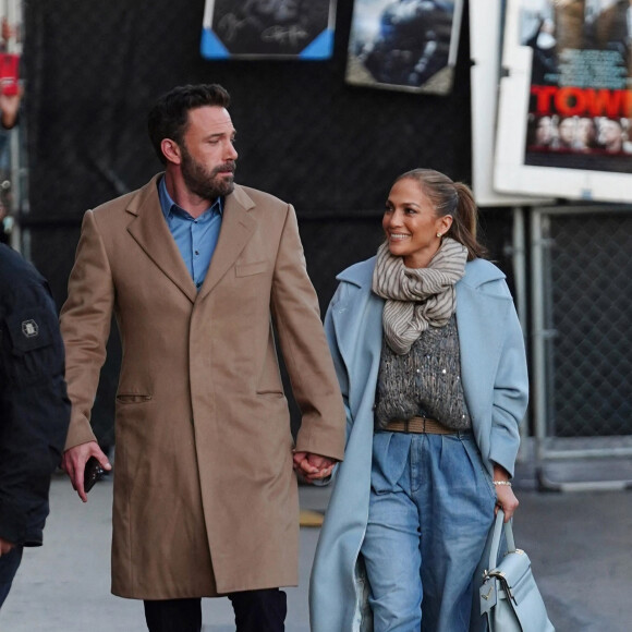 Ben Affleck et sa compagne Jennifer Lopez arrivent au Capitan Entertainment Center main dans la main à Hollywood le 15 décembre 2021. 