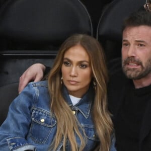 Jennifer Lopez et son compagnon Ben Affleck assistent au match NBA des Lakers de Los Angeles contre les Celtics de Boston au Staples Center de Los Angeles, Californie, Etats-Unis, le 7 décembre 2021. 