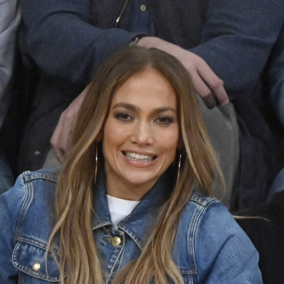 Jennifer Lopez et son compagnon Ben Affleck assistent au match NBA des Lakers de Los Angeles contre les Celtics de Boston au Staples Center de Los Angeles, Californie, Etats-Unis, le 7 décembre 2021. 