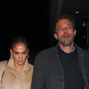 Exclusif - Débordant de tendresse, Jennifer Lopez et son compagnon Ben Affleck vont dîner au restaurant "Spagos" à Beverly Hills en s'enlaçant dans les bras l'un de l'autre. Le 27 novembre 2021. 