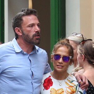 Ben Affleck et sa femme Jennifer Affleck (Lopez) se promènent avec leurs filles respectives Seraphina et Emme dans le Marais lors de leur lune de miel à Paris le 22 juillet 2022.