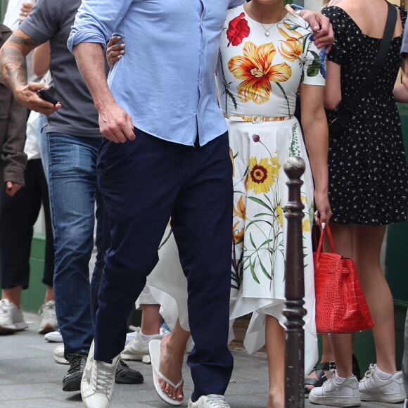 Ben Affleck et sa femme Jennifer Affleck (Lopez) se promènent avec leurs filles respectives Seraphina et Emme dans le Marais lors de leur lune de miel à Paris le 22 juillet 2022.