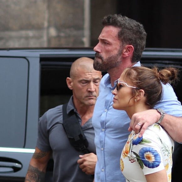 Ben Affleck et sa femme Jennifer Affleck (Lopez) se promènent avec leurs filles respectives Seraphina et Emme dans le Marais lors de leur lune de miel à Paris le 22 juillet 2022. 
