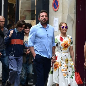 Ben Affleck et sa femme Jennifer Affleck (Lopez) se promènent avec leurs filles respectives Seraphina et Emme dans le Marais lors de leur lune de miel à Paris le 22 juillet 2022.