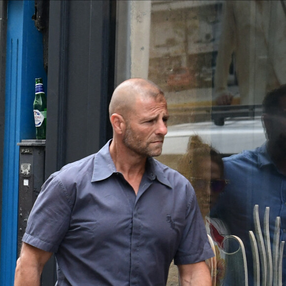 Ben Affleck et sa femme Jennifer Affleck (Lopez) se promènent avec leurs filles respectives Seraphina et Emme dans le Marais lors de leur lune de miel à Paris le 22 juillet 2022.