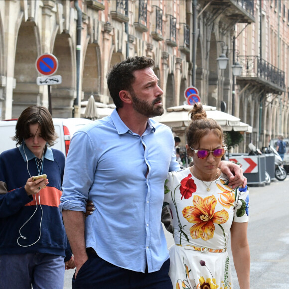 Ben Affleck et sa femme Jennifer Affleck (Lopez) se promènent avec leurs filles respectives Seraphina et Emme dans le Marais lors de leur lune de miel à Paris le 22 juillet 2022.