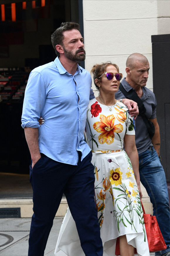Ben Affleck et sa femme Jennifer Affleck (Lopez) se promènent avec leurs filles respectives Seraphina et Emme dans le Marais lors de leur lune de miel à Paris le 22 juillet 2022.
