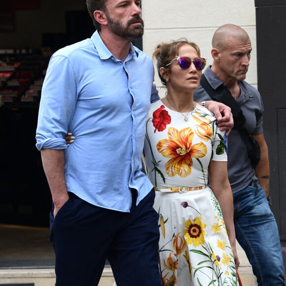 Ben Affleck et sa femme Jennifer Affleck (Lopez) se promènent avec leurs filles respectives Seraphina et Emme dans le Marais lors de leur lune de miel à Paris le 22 juillet 2022.