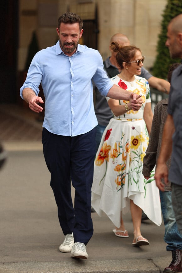 Ben Affleck et sa femme Jennifer Affleck (Lopez) se promènent avec leurs filles respectives Seraphina et Emme dans le Marais lors de leur lune de miel à Paris le 22 juillet 2022.