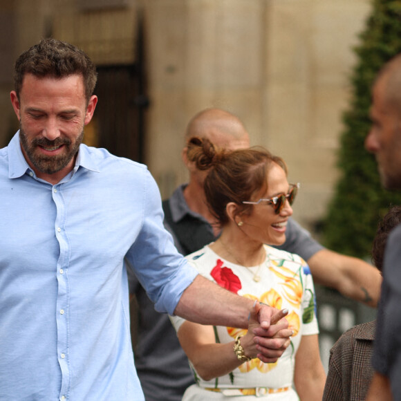 Ben Affleck et sa femme Jennifer Affleck (Lopez) se promènent avec leurs filles respectives Seraphina et Emme dans le Marais lors de leur lune de miel à Paris le 22 juillet 2022.
