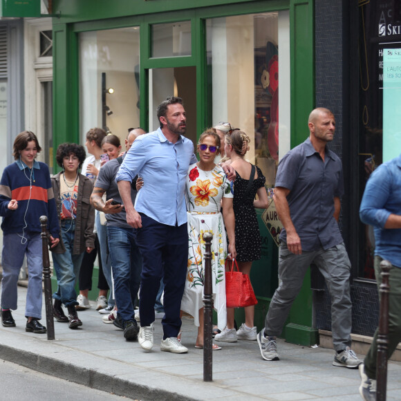 Ben Affleck et sa femme Jennifer Affleck (Lopez) se promènent avec leurs filles respectives Seraphina et Emme dans le Marais lors de leur lune de miel à Paris le 22 juillet 2022.