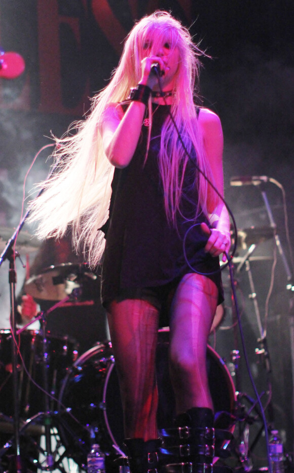 Taylor Momsem avec son groupe The Pretty Reckless en 2012.