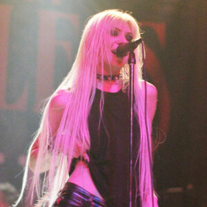 Taylor Momsem avec son groupe The Pretty Reckless en 2012.