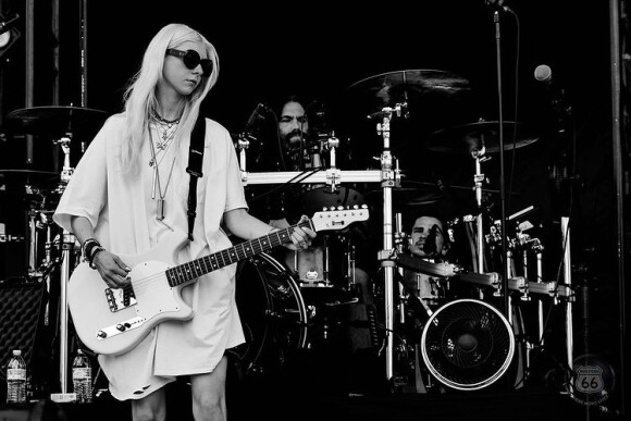 Taylor Momsem en tournée avec son groupe The Pretty Reckless.