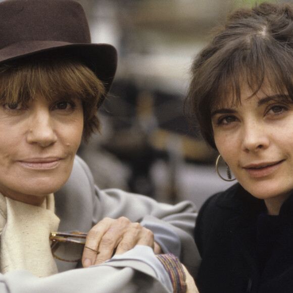 Nadine Trintignant. En France, à Paris, de gauche à droite Nadine TRINTIGNANT coiffée d'un chapeau posant avec sa fille, Marie TRINTIGNANT