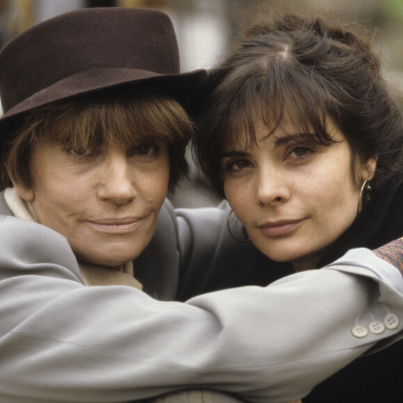 Nadine Trintignant. En France, à Paris, de gauche à droite Nadine TRINTIGNANT coiffée d'un chapeau posant avec sa fille, Marie TRINTIGNANT