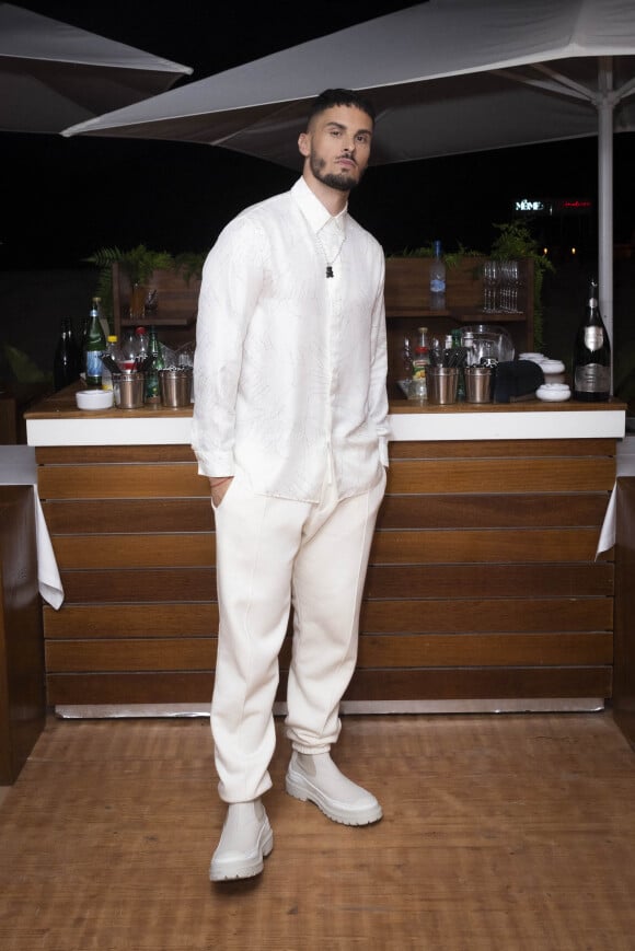 Baptiste Giabiconi lors de la soirée des 40 ans du bijoutier "APM Monaco" à la plage La Môme lors du 75ème Festival International du Film de Cannes le 21 mai 2022. © Jack Tribeca / Bestimage 