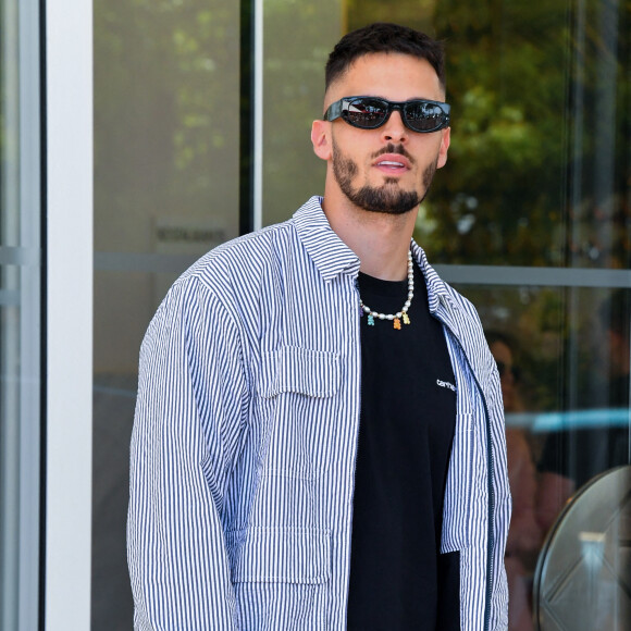 Baptiste Giabiconi à la sortie de l'hôtel "Martinez" lors du 75ème Festival International du Film de Cannes, le 18 mai 2022. 