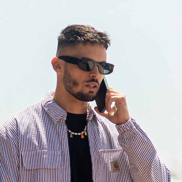 Baptiste Giabiconi se promène sur la Croisette lors du 75ème Festival International du Film de Cannes, le 18 mai 2022. © Tiziano da Silva/Bestimage 