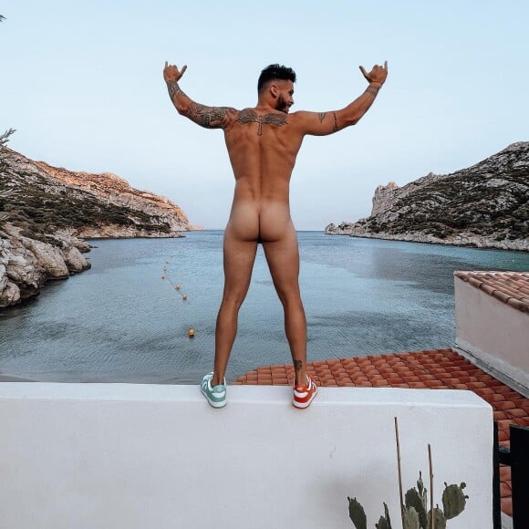 Baptiste Giabiconi pose nu sur son compte Instagram.