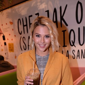 Kelly Vedovelli - Inauguration du nouveau restaurant de fast food healthy de K. Adams, le "Jak Healthy" au 24 rue de Rivoli dans le 4ème arrondissement à Paris, le 15 octobre 2019. Le concept du restaurant est né de la rencontre entre le coach sportif J. Exilie, la restauratrice A. Sachet et l'humoriste K. Adams réunis autour d'une même idée: un repas sur le pouce sain et équilibré. © Rachid Bellak/Bestimage 