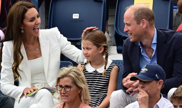 Le prince William, Kate Middleton et la princesse Charlotte de Cambridge assistent au Jeux du Commonwealth au centre sportif de l'Université de Birmingham.