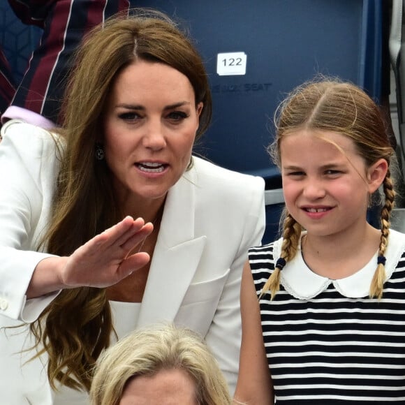 Le prince William, Kate Middleton et la princesse Charlotte de Cambridge assistent au Jeux du Commonwealth au centre sportif de l'Université de Birmingham.