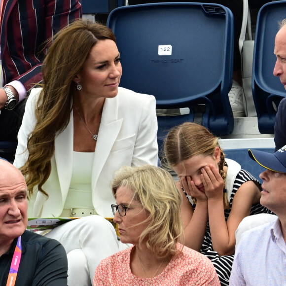 Le prince William, Kate Middleton et la princesse Charlotte de Cambridge assistent au Jeux du Commonwealth au centre sportif de l'Université de Birmingham. Le 2 août 2022.