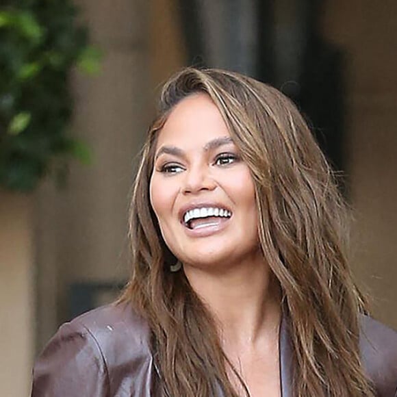 Chrissy Teigen arrive à l'hôtel Melbourne à Beverly Hills le 3 mars 2022. 