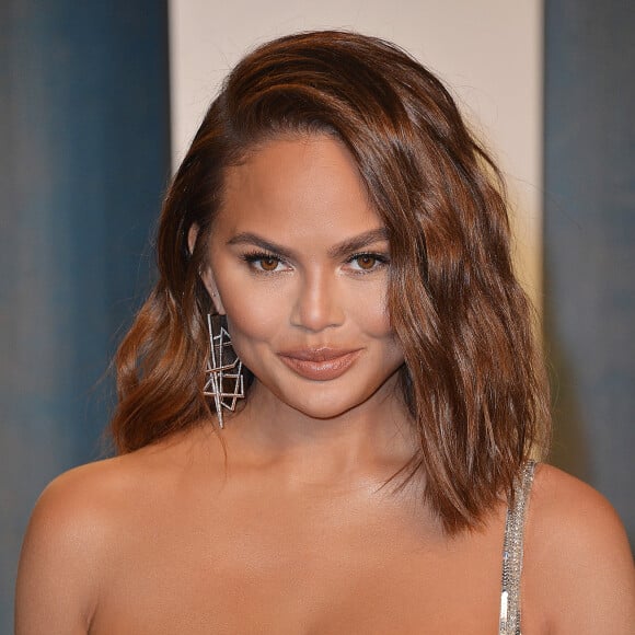 Chrissy Teigen au photocall de la soirée "Vanity Fair" lors de la 94ème édition de la cérémonie des Oscars à Los Angeles, le 27 mars 2022. 