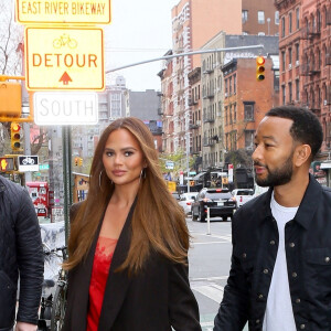 Chrissy Teigen et son mari John Legend se tiennent la main à la sortie de leur hôtel à New York City, New York, Etats-Unis, le 26 avril 2022. 