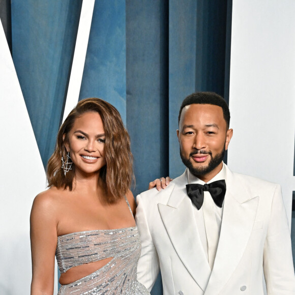 Chrissy Teigen et John Legend au photocall de la soirée "Vanity Fair" lors de la 94ème édition de la cérémonie des Oscars au Wallis Annenberg Center for the Performing Arts dans le quartier de Beverly Hills, à Los Angeles, Californie, Etats-Unis, le 27 mars 2022. 