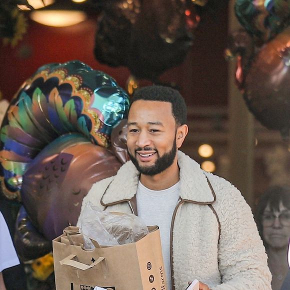 Chrissy Teigen, enceinte, son mari John Legend et leurs enfants Luna et Miles font les courses la veille de Thanksgiving dans une épicerie de Beverly Hills à Los Angeles, Californie, Etats-Unis, le 23 novembre 2022. Nous apercevons le ventre Chrissy quand son t-shirt Versace remont. Le couple a fait deux caddies de courses. - Merci de flouter le visage des enfants avant publication -  Pregnant Chrissy Teigen and husband John Legend stock up on groceries on Thanksgiving Eve at a Bev Hills grocery store. We catch Chrissy with her pregnant belly on full display as the Versace tee rides up her baby bump. The couple did a handful of shopping leaving the grocery store with two full shopping carts. 